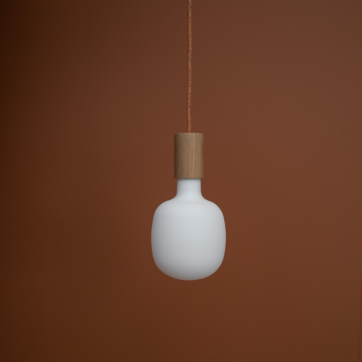 lampe-suspension-filo-chene-luminaire-bois-rond-point-studio-8