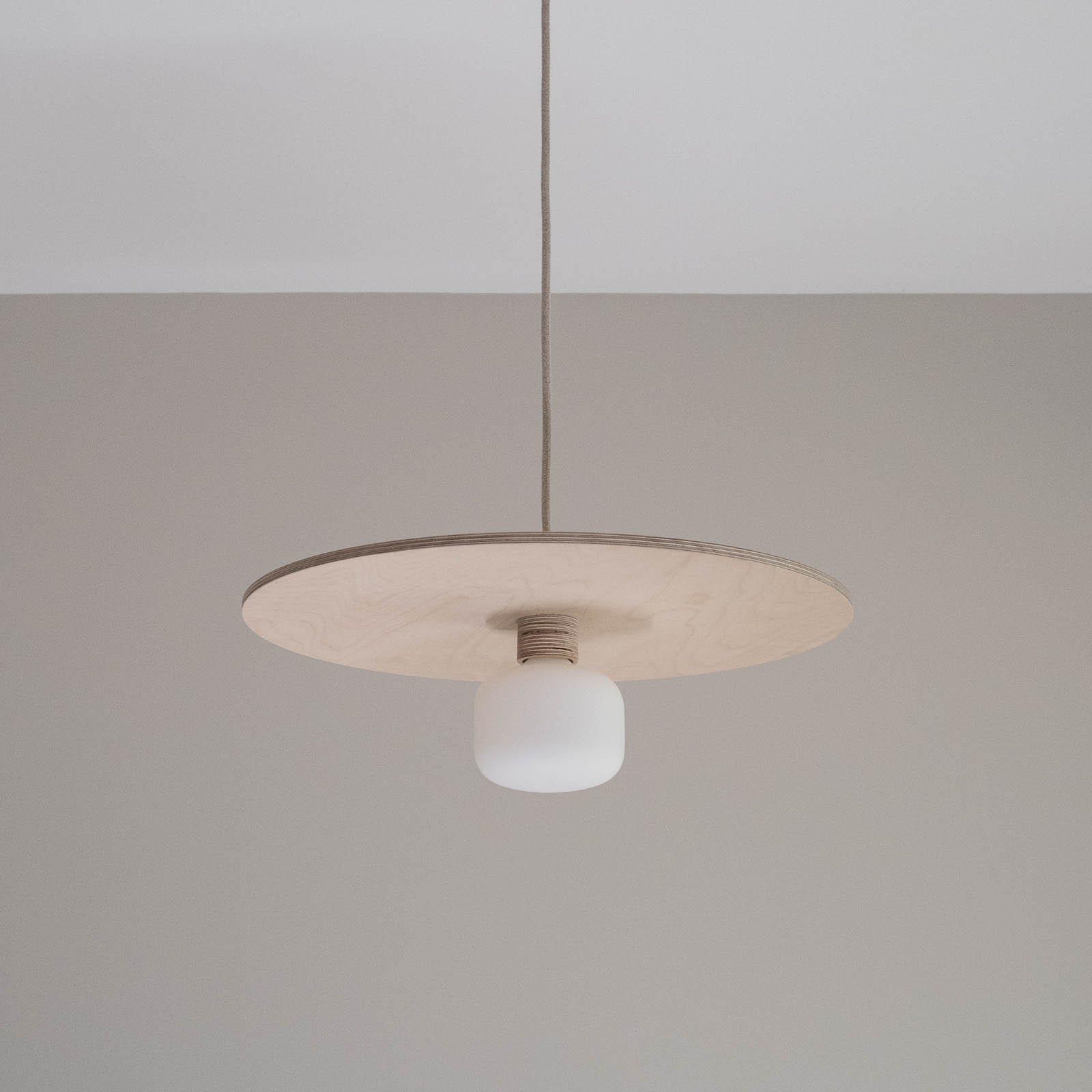 Lampe suspension ronde en bois en contreplaqué bouleau avec ampoule blanche en porcelaine et câble textile naturel