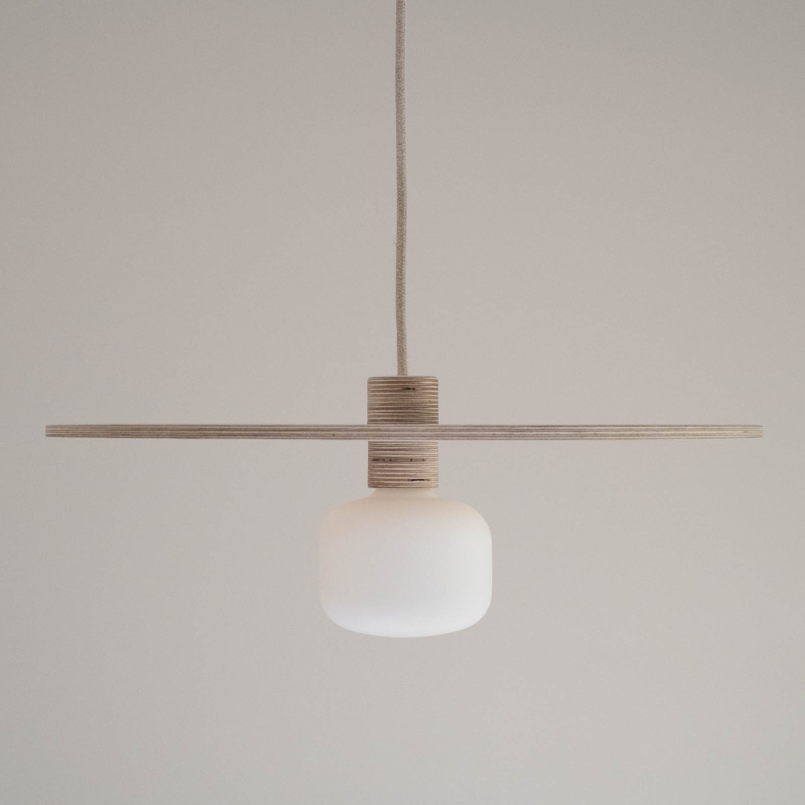 Lampe suspension en bois en contreplaqué bouleau avec ampoule blanche en porcelaine et câble textile naturel